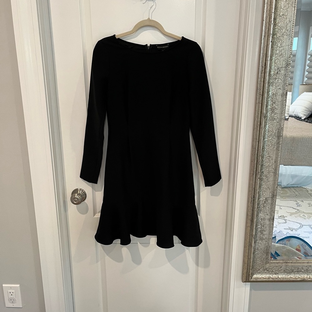 Long sleeves black Banana Republic shift dress. Flared and fun bottom !